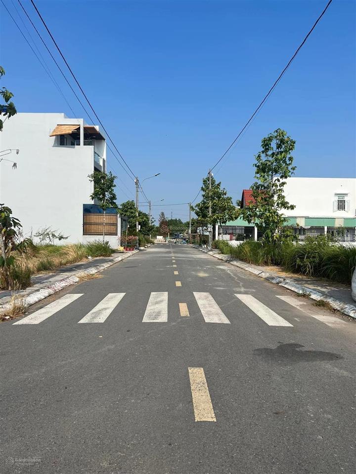 Đất đường nhựa đường đoàn nguyễn tuấn sau lưng chợ hưng long khu dân cư đồng bộ toàn nhà cao tầng