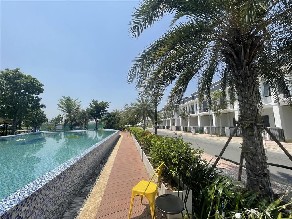 Chính chủ ngộp gửi lô đất 100m2 trục đường thông chợ hưng long dự án the sol city đã có sổ hồng