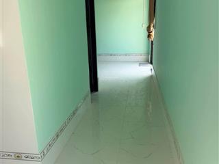 Bán nhà 826c long hậu trệt lầu 3*10m, giá 950 tr, hẻm xe hơi, kế sg village, giáp lê văn lương