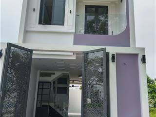 Bán nhà mới sg village long hậu 3 tầng 5*16m, giá 4,5 tỷ, đường 17m, shr, kế t&t millenia, kcn 