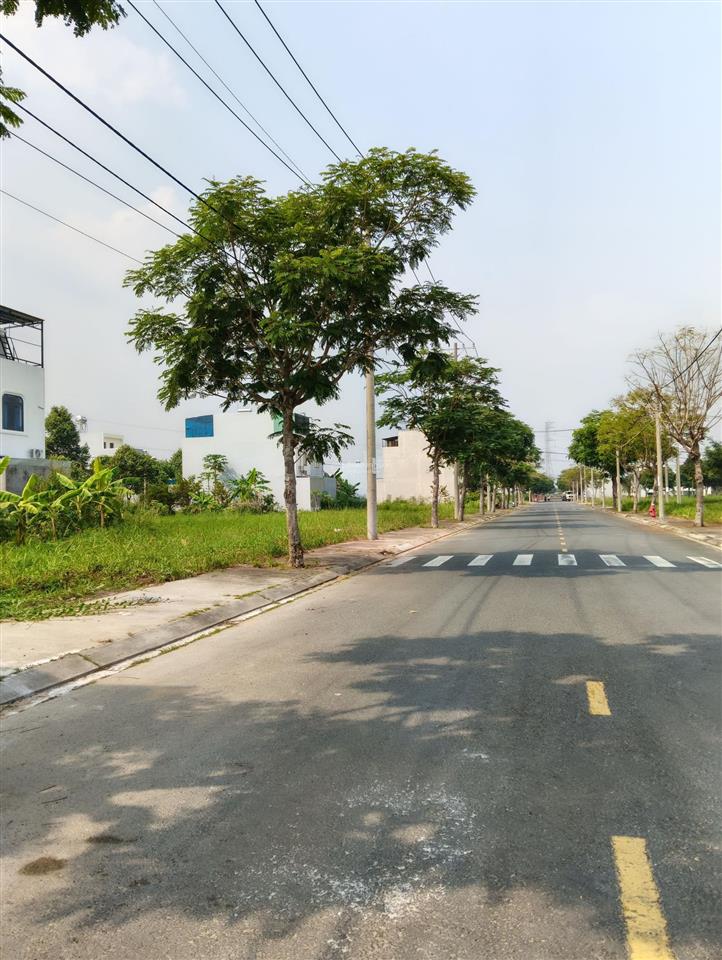 Bán nhà mới sg village long hậu 2 tầng 5*16m, giá 4,5 tỷ, đường 17m, shr, kế t&t millenia, kcn 