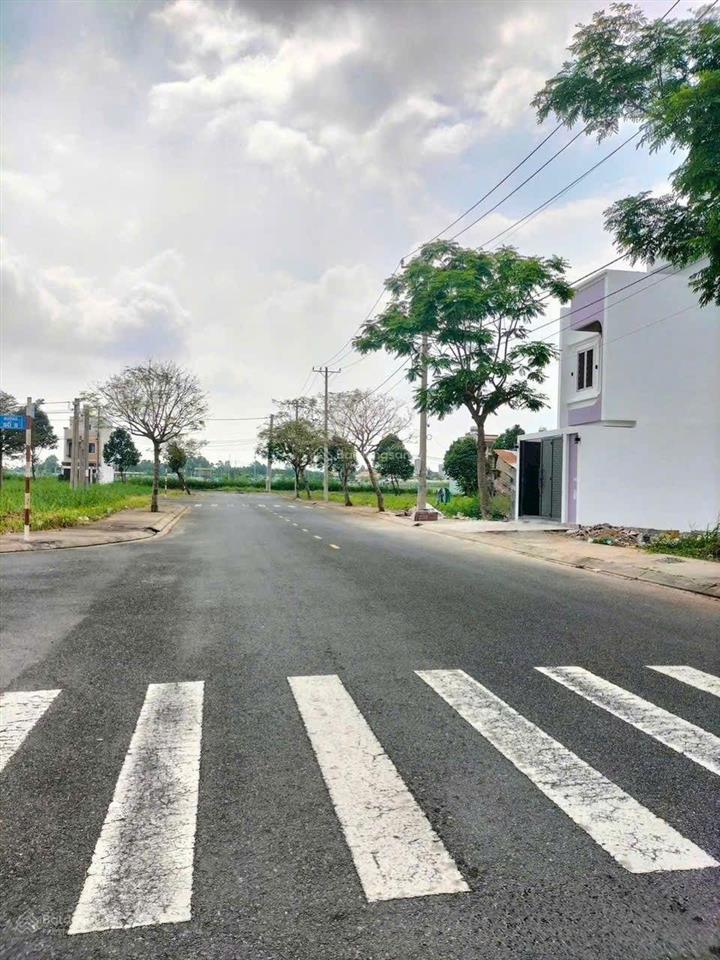 Bán nhà mới sg village long hậu 2 tầng 5*16m, giá 4,5 tỷ, đường 17m, shr, kế t&t millenia, kcn 