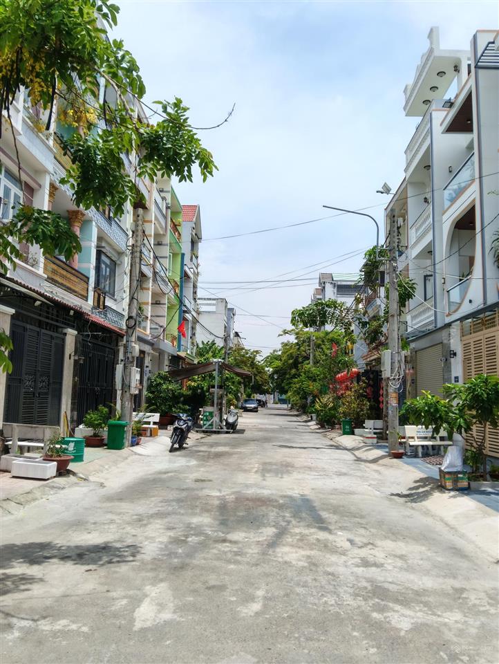 Bán nhà đẹp 4 tầng long hậu 4,3*15m, giá 3,86 tỷ, đường xe tải 10m, sát sg village, t&t millennia