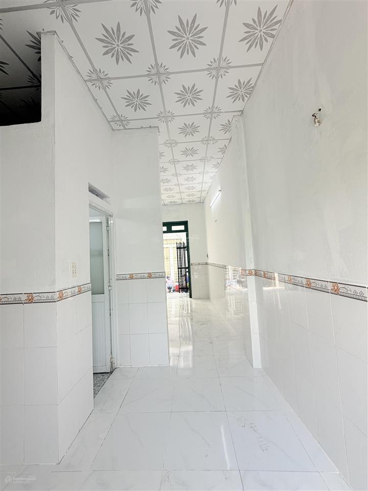 Chính chủ gửi bán nhà nở hậu 1 sẹc đường 824 cách kdc xuyên á 1km, xã mỹ hạnh 48m2 sổ sẵn giá 646tr