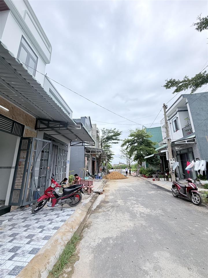 Chính chủ gửi bán căn nhà riêng lẻ đường nhựa 7m giá 795tr sổ riêng  0906 368 *** gần hà duy phiên