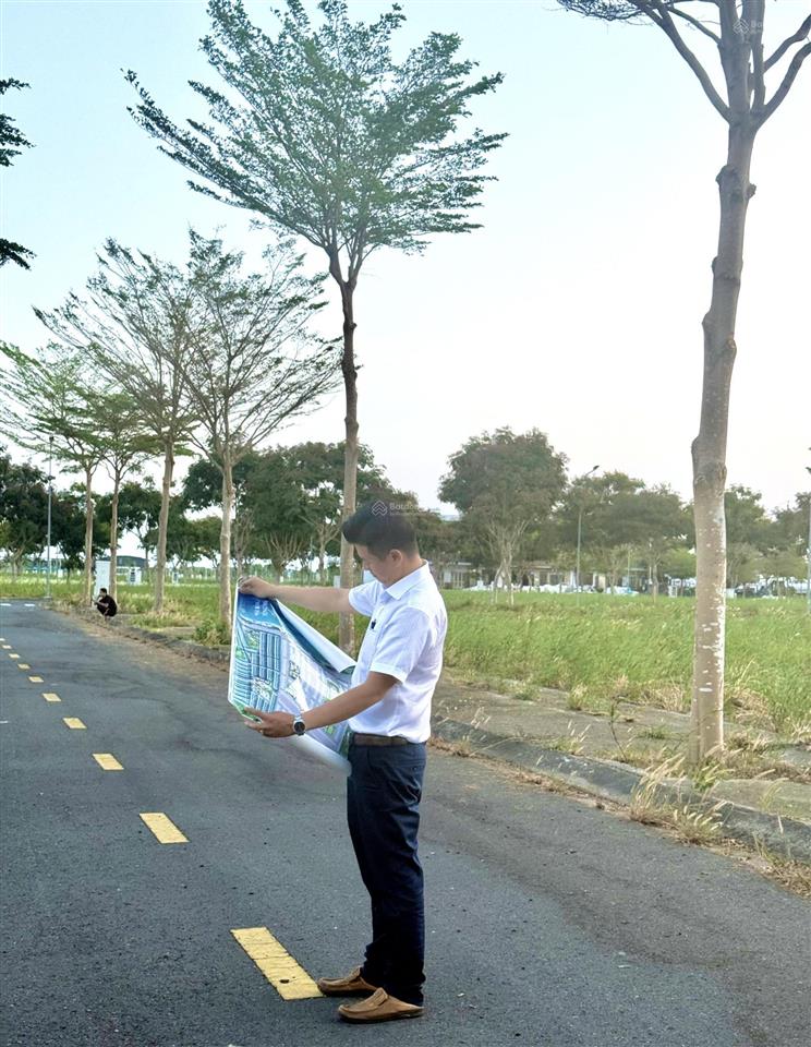 Bán nền  nhận ký gởi bán lại giao dịch nhanh  đường lớn  căn góc  view công viên  xây nhà