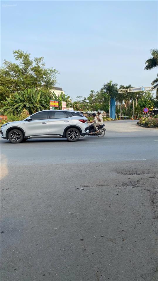 Cần bán 303m2 đất ở, xã quy đức, cách quốc lộ 50 vào 100m gần kcn kizuna. shr, giá 3.3 tỷ