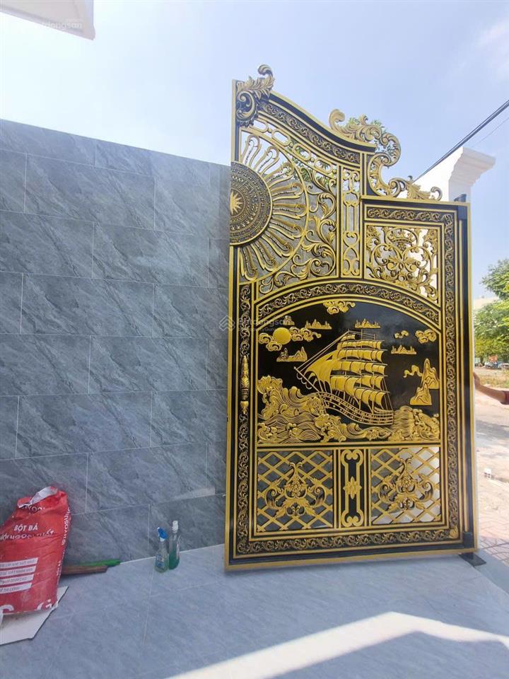 Cần bán nhà 4 phòng ngủ, dtsd 250m2, khu dân cư thái sơn  long hậu.