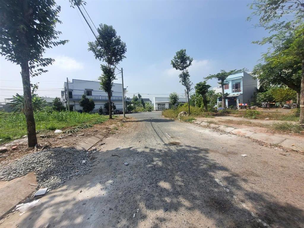 Cần bán nhà 4 phòng ngủ, dtsd 250m2, khu dân cư thái sơn  long hậu.