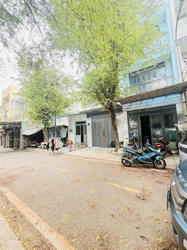 Bán nhà ngay công viên cây sộp, nguyễn văn quá 4x17m 4 tấm btct đường nhựa 10m khu phân lô đẹp