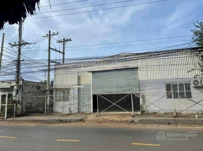 Cho thuê nhà xưởng gần hóc môn, dt xưởng 900m2, trạm điện 250kva, giá 32tr/tháng