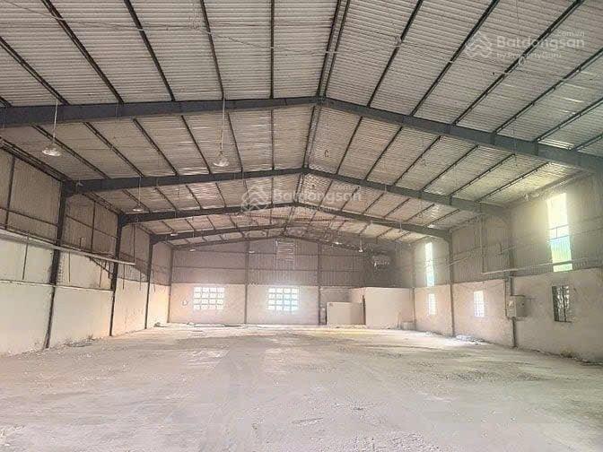 Cho thuê nhà xưởng gần hóc môn, dt xưởng 900m2, trạm điện 250kva, giá 32tr/tháng