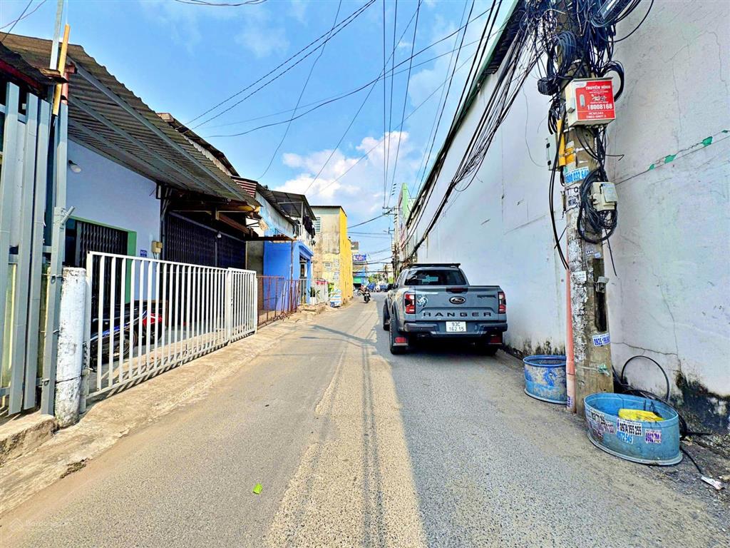 Chính chủ  bán lô đất giáp ql 13  dt 70m2  đường ô tô  đầy đủ tiện ích