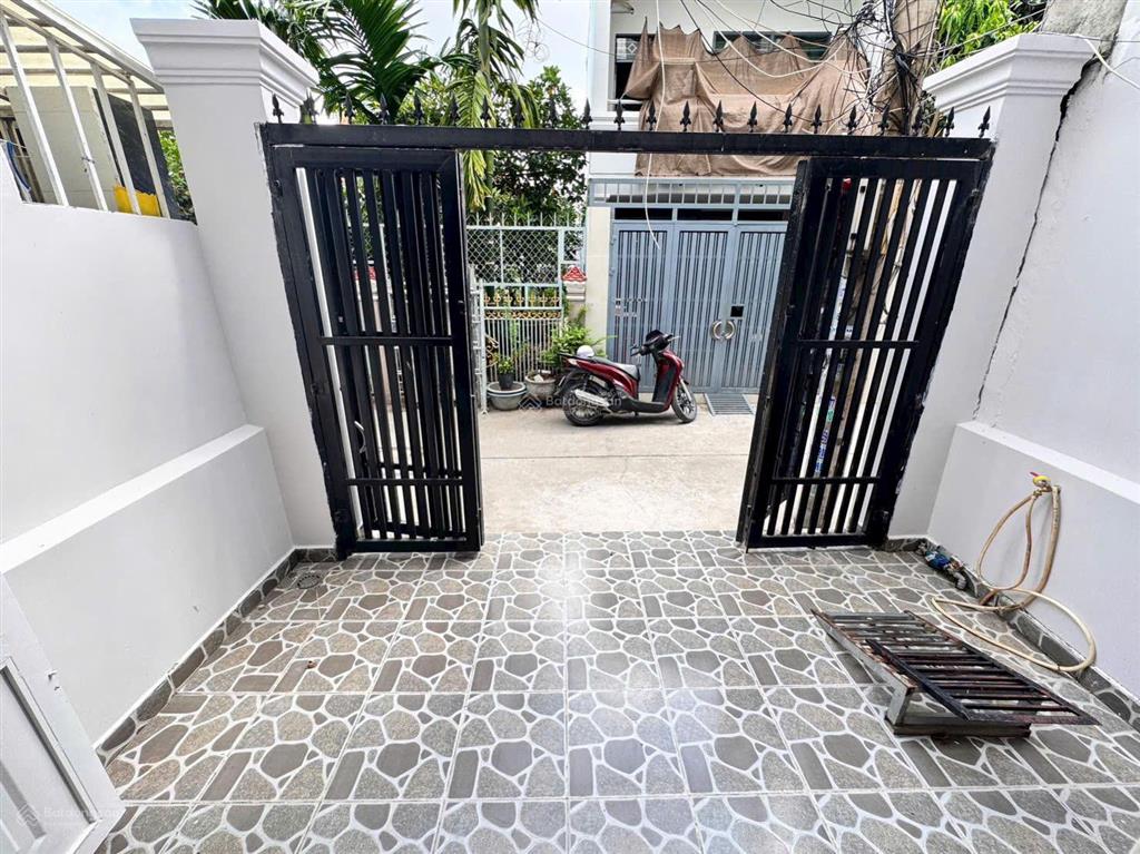 Bán nhà 2 tầng sát chợ hiệp bình, đường ô tô, dt 58,6m²  sổ hồng riêng, chỉ 6 tỷ 190