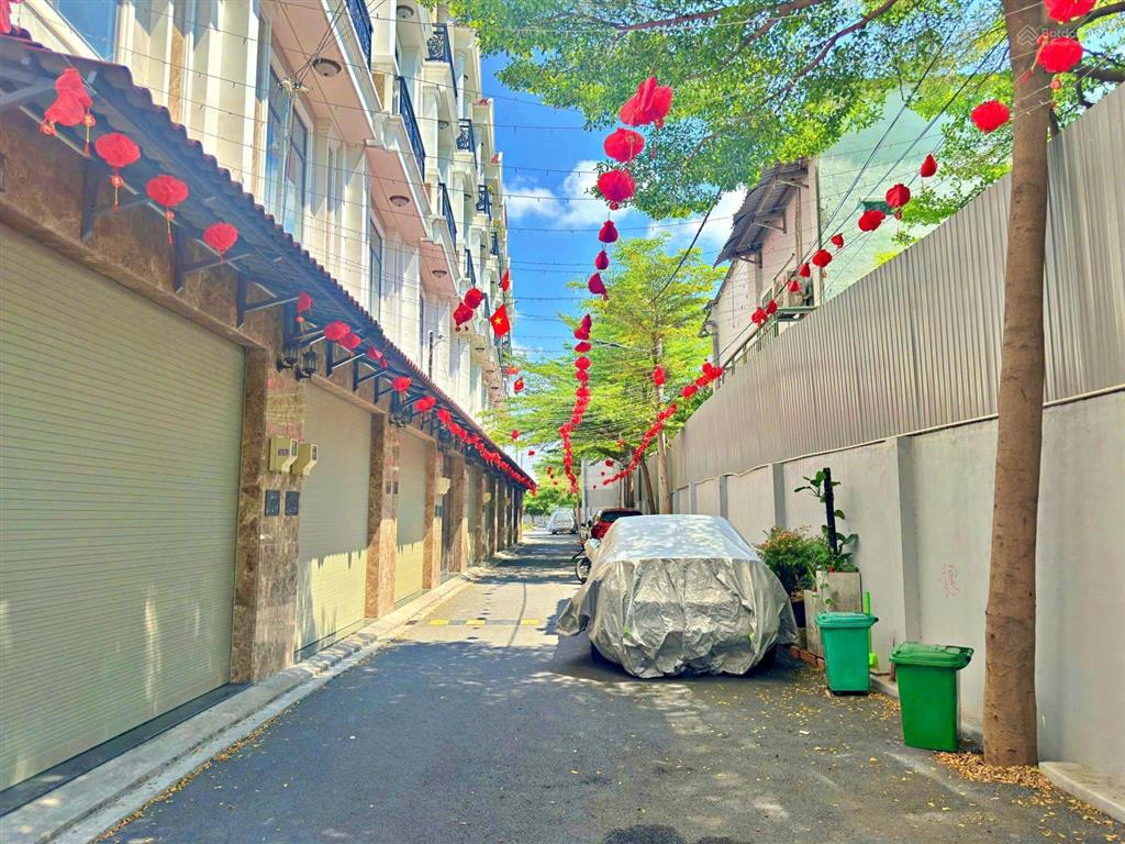 Giảm 600tr  nhà 4 tầng xây mới sát sông sài gòn  cạnh vạn phúc city  đường thông ô tô né nhau