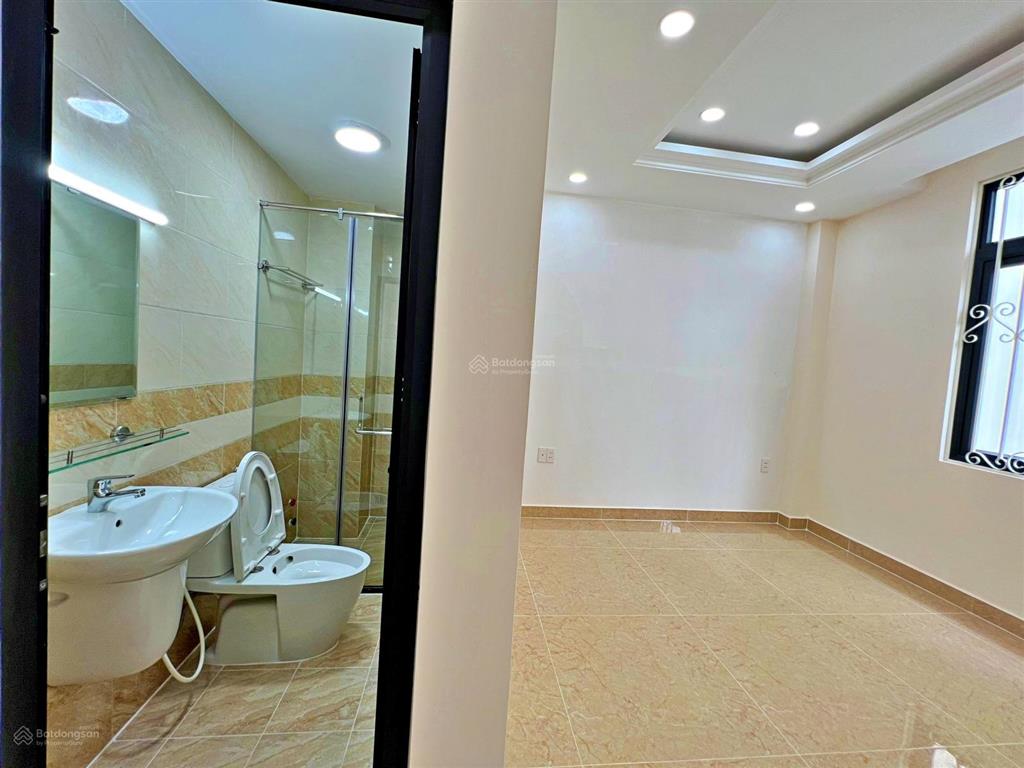 Chủ giảm hơn 1 tỷ cần bán căn nhà 4 tầng đường 9m ngay cổng vạn phúc city