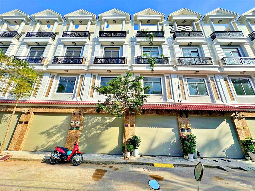 Chủ giảm hơn 1 tỷ cần bán căn nhà 4 tầng đường 9m ngay cổng vạn phúc city