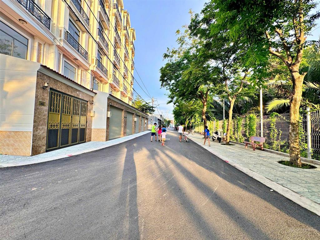 Chủ giảm hơn 1 tỷ cần bán căn nhà 4 tầng đường 9m ngay cổng vạn phúc city