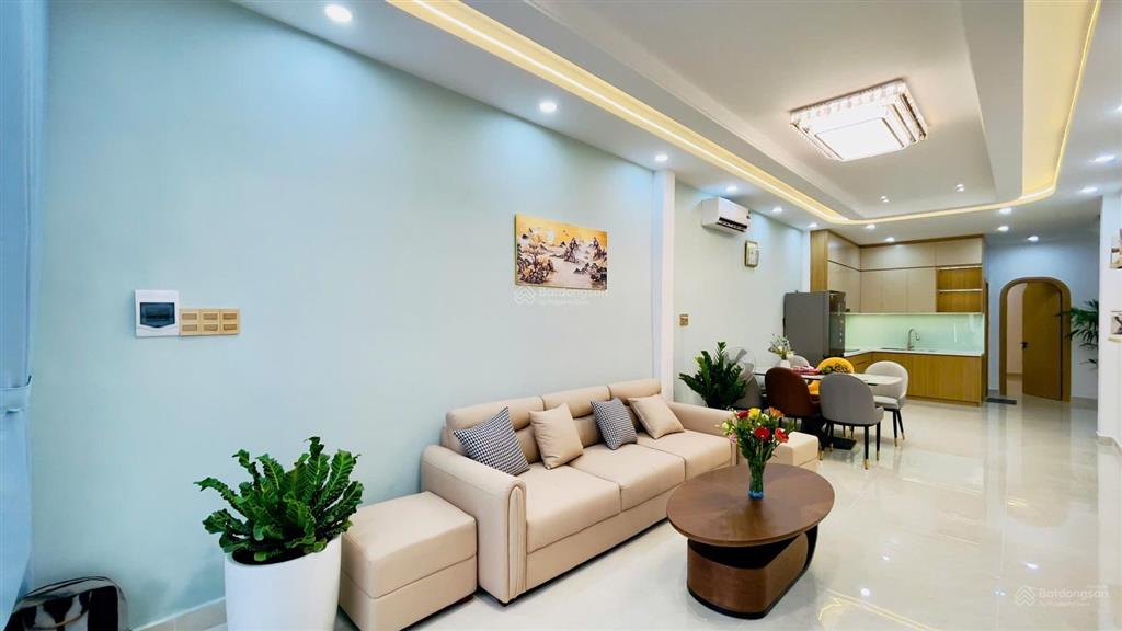 Xe hơi ngủ trong nhà, gần ngã 3 hồ văn huê và nguyễn kiệm. đc 694/33/ nguyễn kiệm, p. đức nhuận