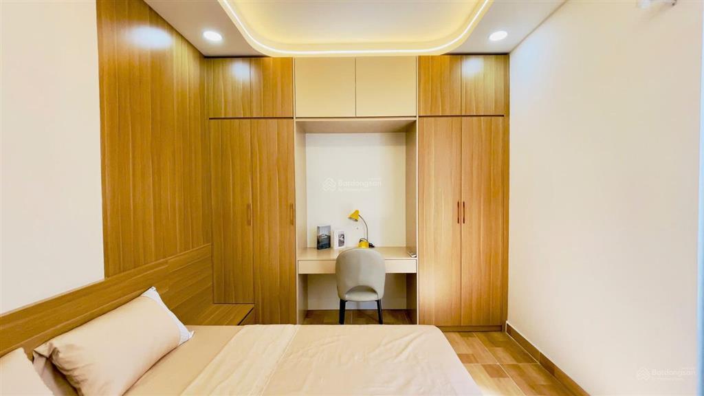 Xe hơi ngủ trong nhà, gần ngã 3 hồ văn huê và nguyễn kiệm. đc 694/33/ nguyễn kiệm, p. đức nhuận
