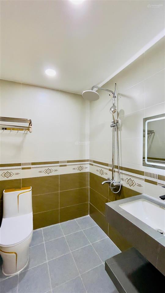 Xe hơi ngủ trong nhà, gần ngã 3 hồ văn huê và nguyễn kiệm. đc 694/33/ nguyễn kiệm, p. đức nhuận