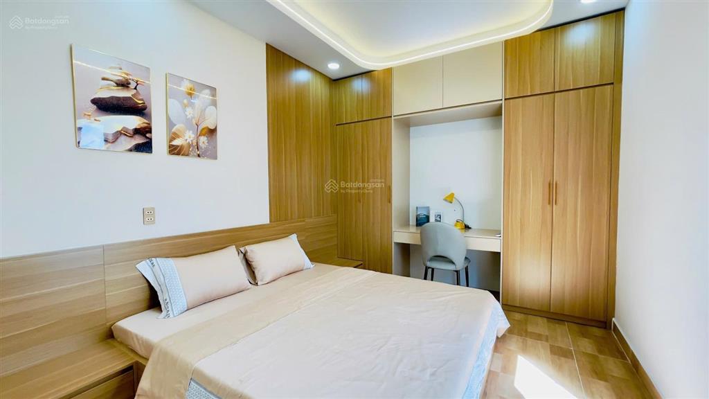 Xe hơi ngủ trong nhà, gần ngã 3 hồ văn huê và nguyễn kiệm. đc 694/33/ nguyễn kiệm, p. đức nhuận