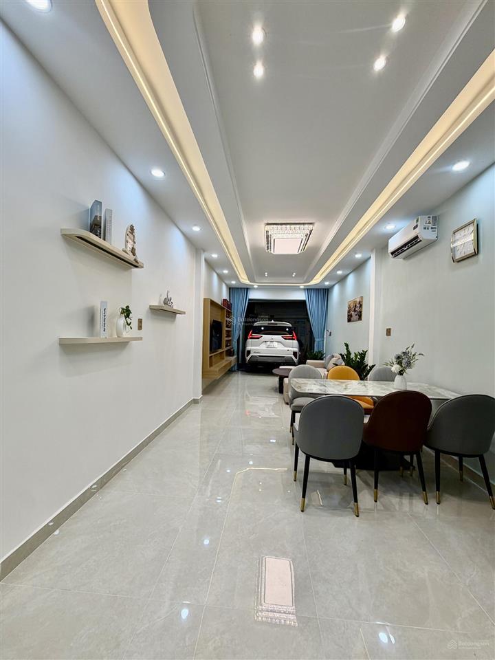 Xe hơi ngủ trong nhà, gần ngã 3 hồ văn huê và nguyễn kiệm. đc 694/33/ nguyễn kiệm, p. đức nhuận