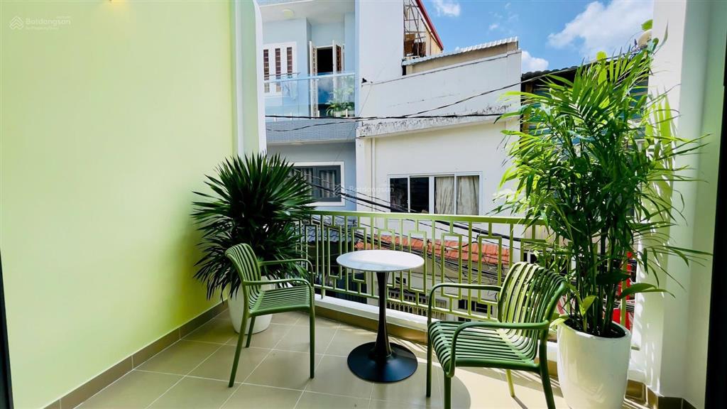 Xe hơi ngủ trong nhà, gần ngã 3 hồ văn huê và nguyễn kiệm. đc 694/33/ nguyễn kiệm, p. đức nhuận