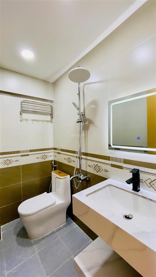 Xe hơi ngủ trong nhà, gần ngã 3 hồ văn huê và nguyễn kiệm. đc 694/33/ nguyễn kiệm, p. đức nhuận
