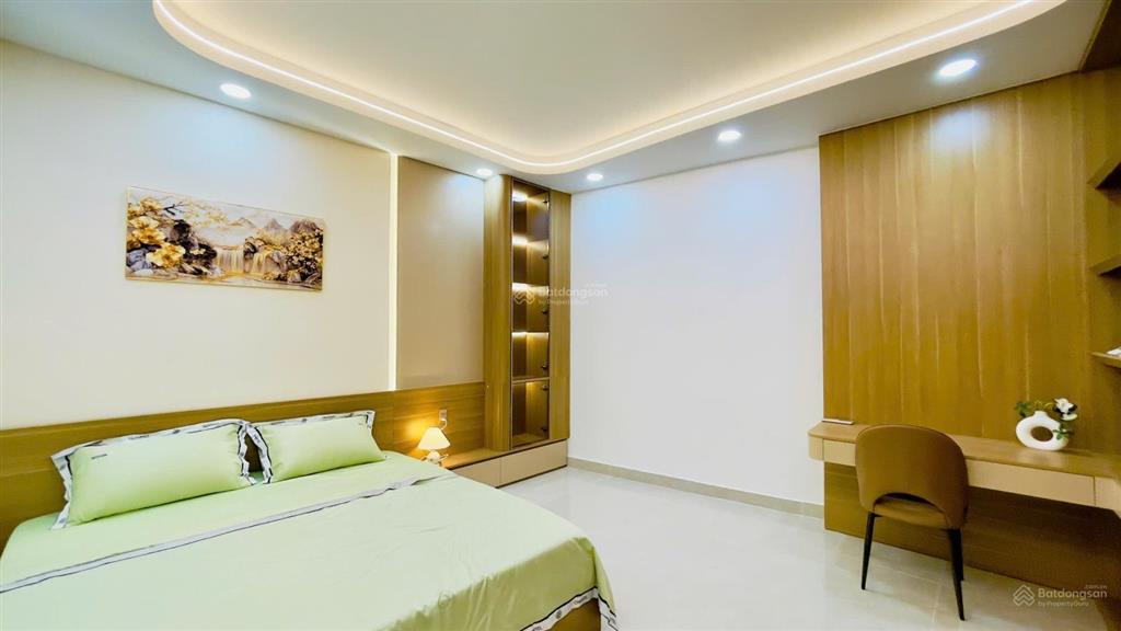 Xe hơi ngủ trong nhà, gần ngã 3 hồ văn huê và nguyễn kiệm. đc 694/33/ nguyễn kiệm, p. đức nhuận