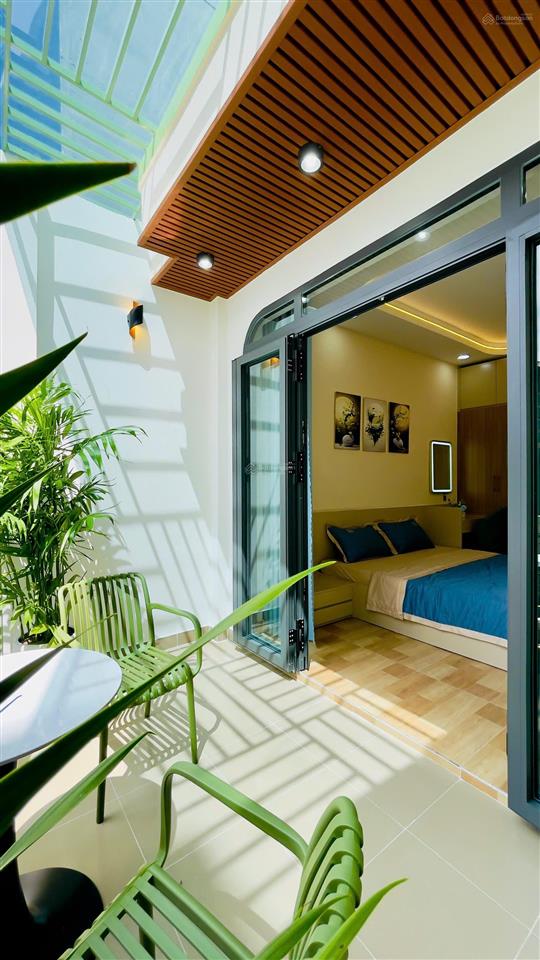 Xe hơi ngủ trong nhà, gần ngã 3 hồ văn huê và nguyễn kiệm. đc 694/33/ nguyễn kiệm, p. đức nhuận