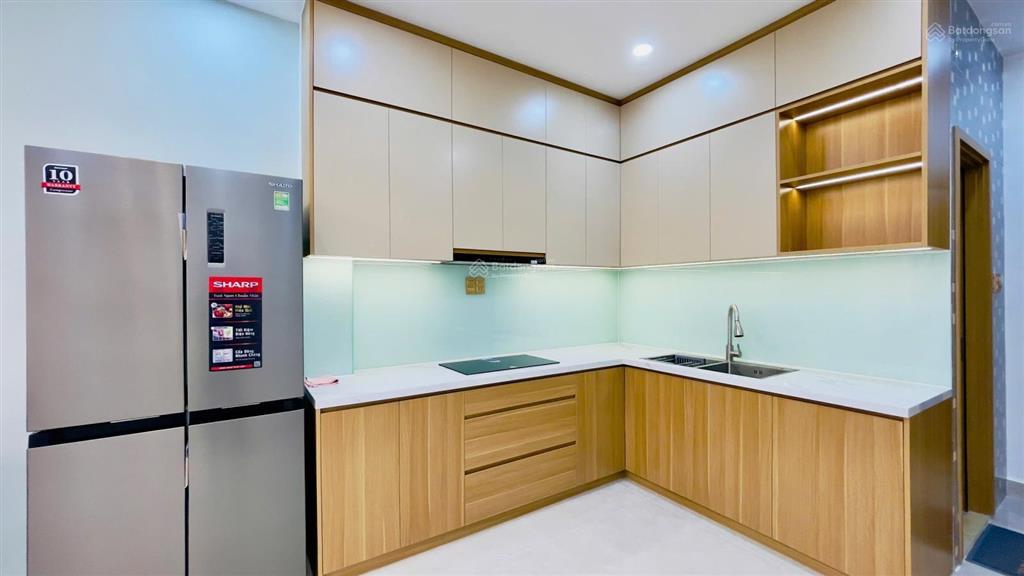 Xe hơi ngủ trong nhà, gần ngã 3 hồ văn huê và nguyễn kiệm. đc 694/33/ nguyễn kiệm, p. đức nhuận
