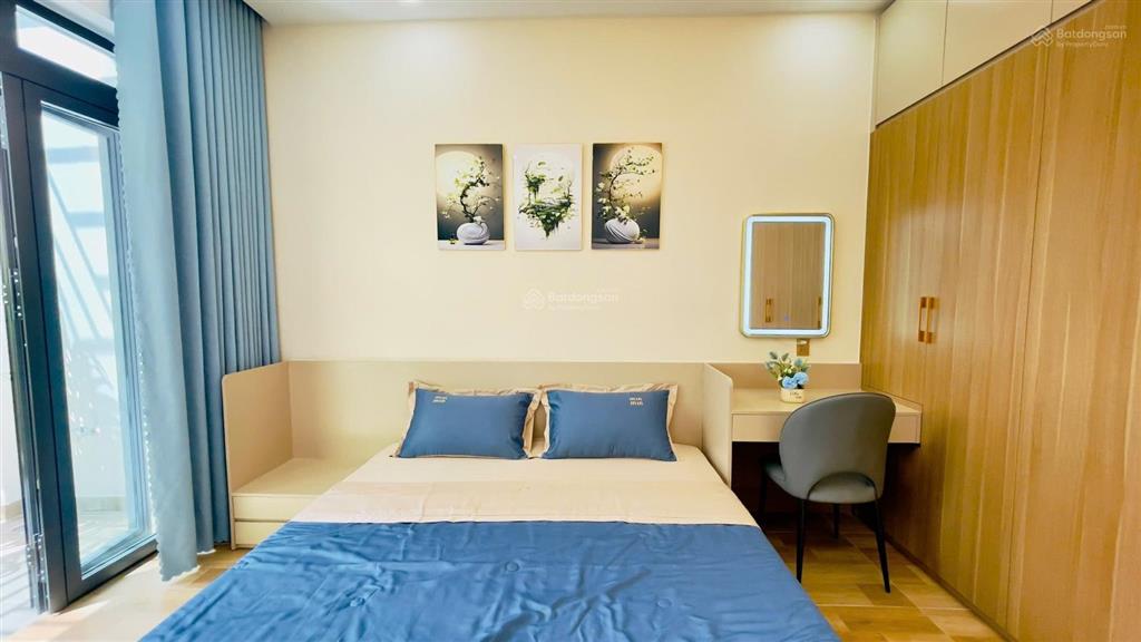 Xe hơi ngủ trong nhà, gần ngã 3 hồ văn huê và nguyễn kiệm. đc 694/33/ nguyễn kiệm, p. đức nhuận