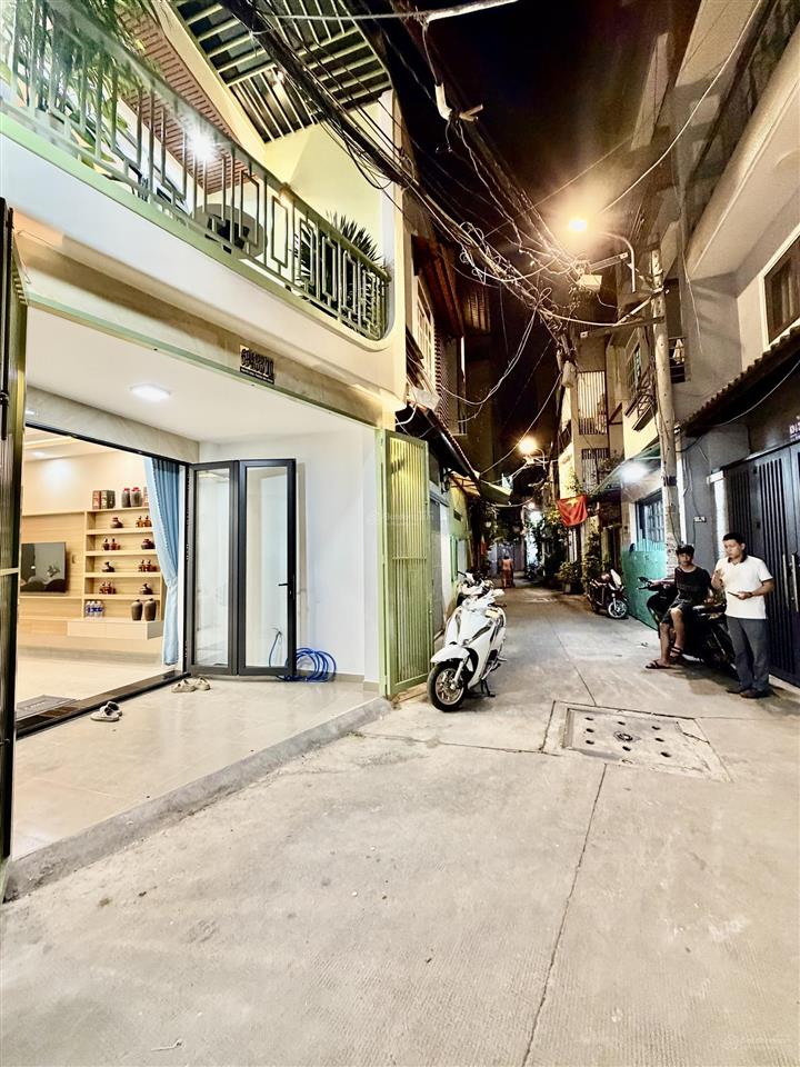 Xe hơi ngủ trong nhà, gần ngã 3 hồ văn huê và nguyễn kiệm. đc 694/33/ nguyễn kiệm, p. đức nhuận