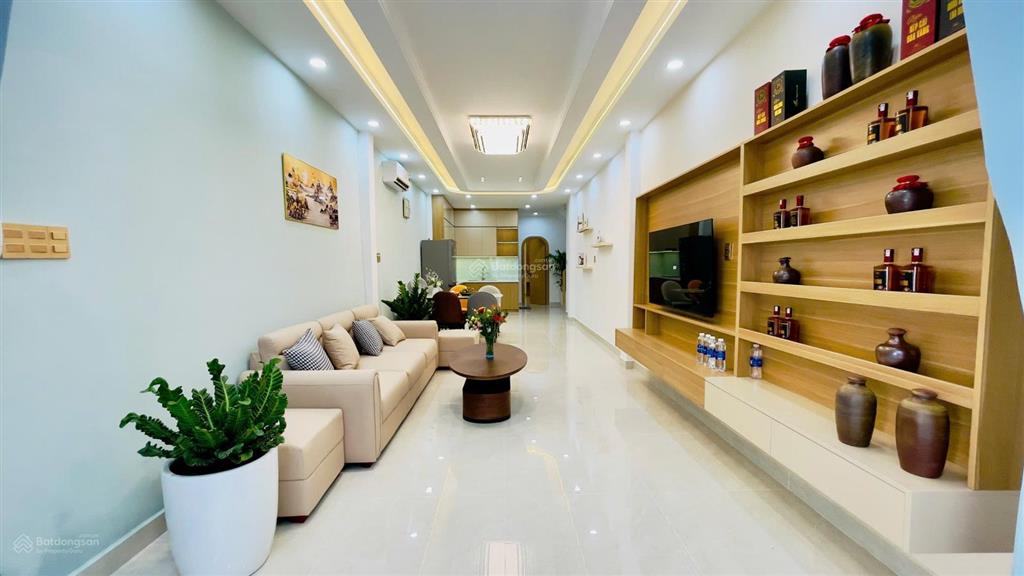 Xe hơi ngủ trong nhà, gần ngã 3 hồ văn huê và nguyễn kiệm. đc 694/33/ nguyễn kiệm, p. đức nhuận