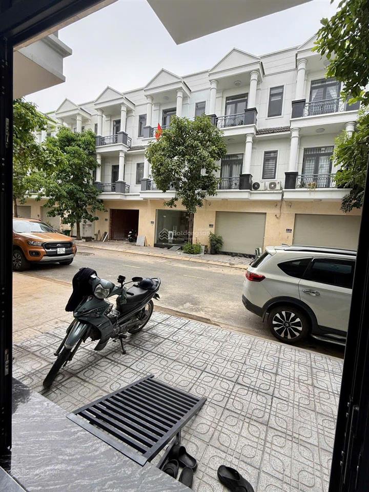 Bán nhà sổ hồng chính chủ 160m2 thành phố tân uyên giá 3,1 tỷ