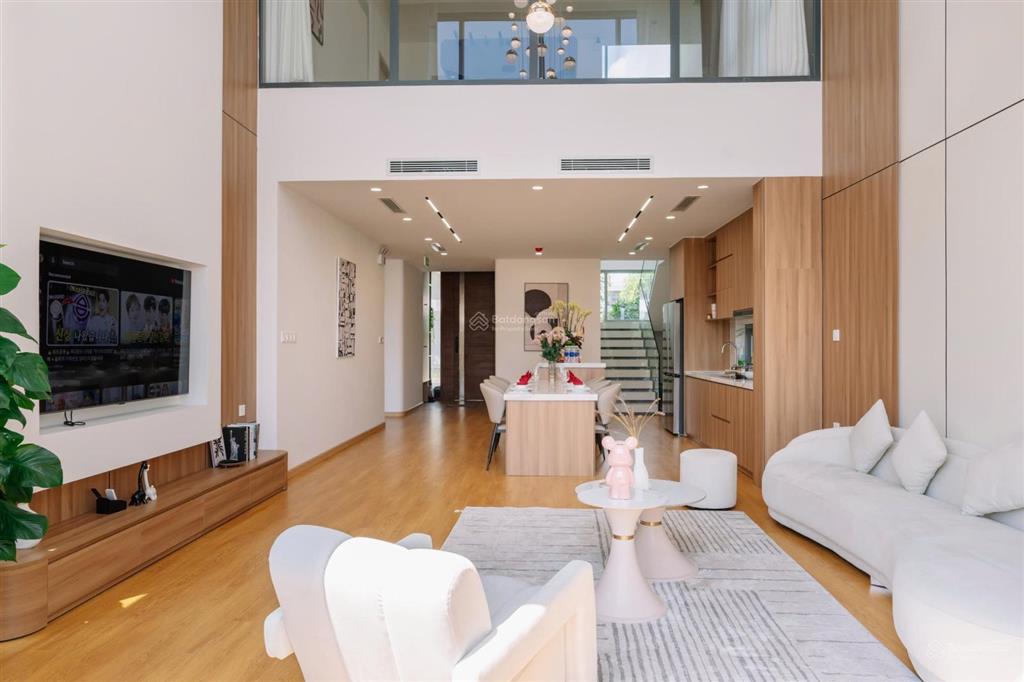 Cho thuê biệt thự regal victoria 4 phòng ngủ, diện tích 430m2, có hồ bơi và sân vườn rộng