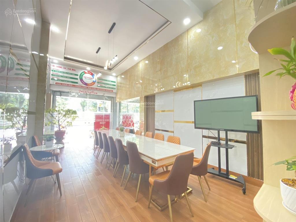 Mặt bằng trệt cho thuê làm văn phòng, showroom, phòng vé máy bay, du lịch, visa....tại quận 1
