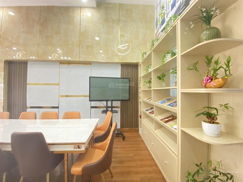 Mặt bằng trệt cho thuê làm văn phòng, showroom, phòng vé máy bay, du lịch, visa....tại quận 1