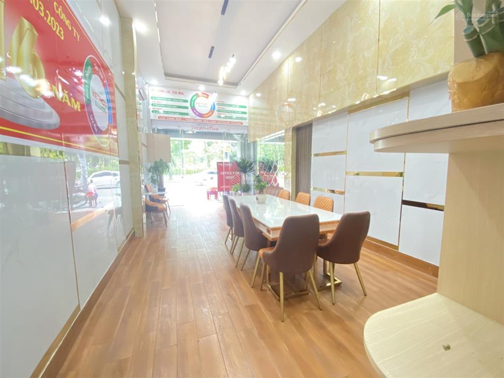 Mặt bằng trệt cho thuê làm văn phòng, showroom, phòng vé máy bay, du lịch, visa....tại quận 1