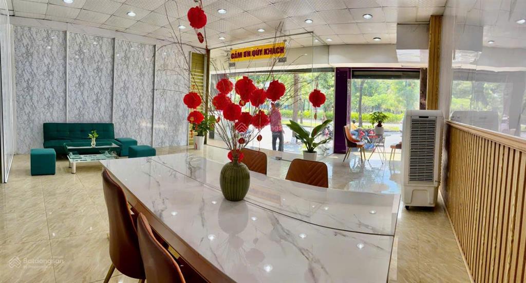 Quận 1 mặt tiền 8.2m cực hiếm  đối diện cv lê văn tám  giá chỉ 39tr
