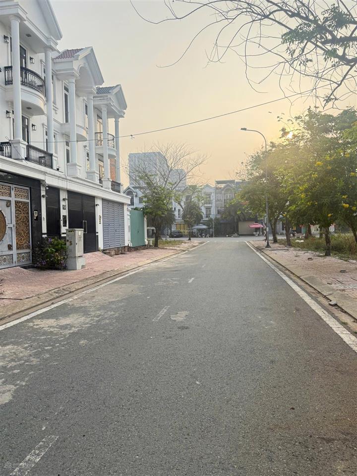 Sập chứng khoán, cần sang lại căn nhà 100m2 hoàn thiện 3 tầng, sổ hồng hoàn công dự án centana q9