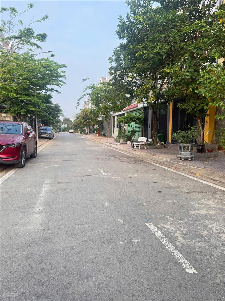 Sập chứng khoán, cần sang lại căn nhà 100m2 hoàn thiện 3 tầng, sổ hồng hoàn công dự án centana q9