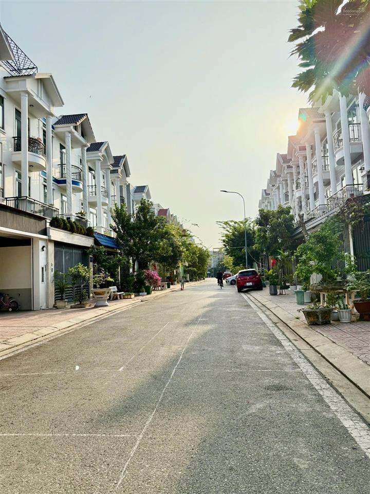 Sập chứng khoán, cần sang lại căn nhà 100m2 hoàn thiện 3 tầng, sổ hồng hoàn công dự án centana q9