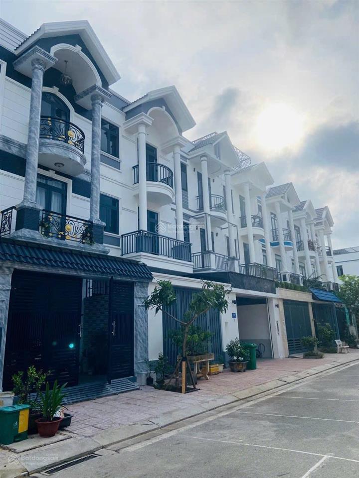 Sập chứng khoán, cần sang lại căn nhà 100m2 hoàn thiện 3 tầng, sổ hồng hoàn công dự án centana q9