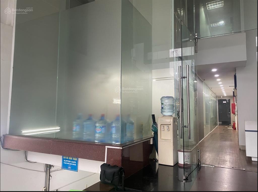 Cho thuê mặt bằng tầng trệt tòa nhà 70m2, mt trần não, quận 2