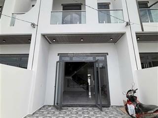 Bán nhà ngay vòng xoay cổng 11 sổ riêng thổ cư hoàn công chỉ cần 700tr nhận nhà