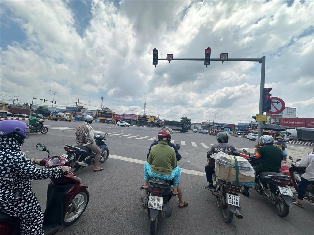 Định cư nước ngoài bán gấp căn nhà sổ riêng thổ cư hoàn công ở cổng 11