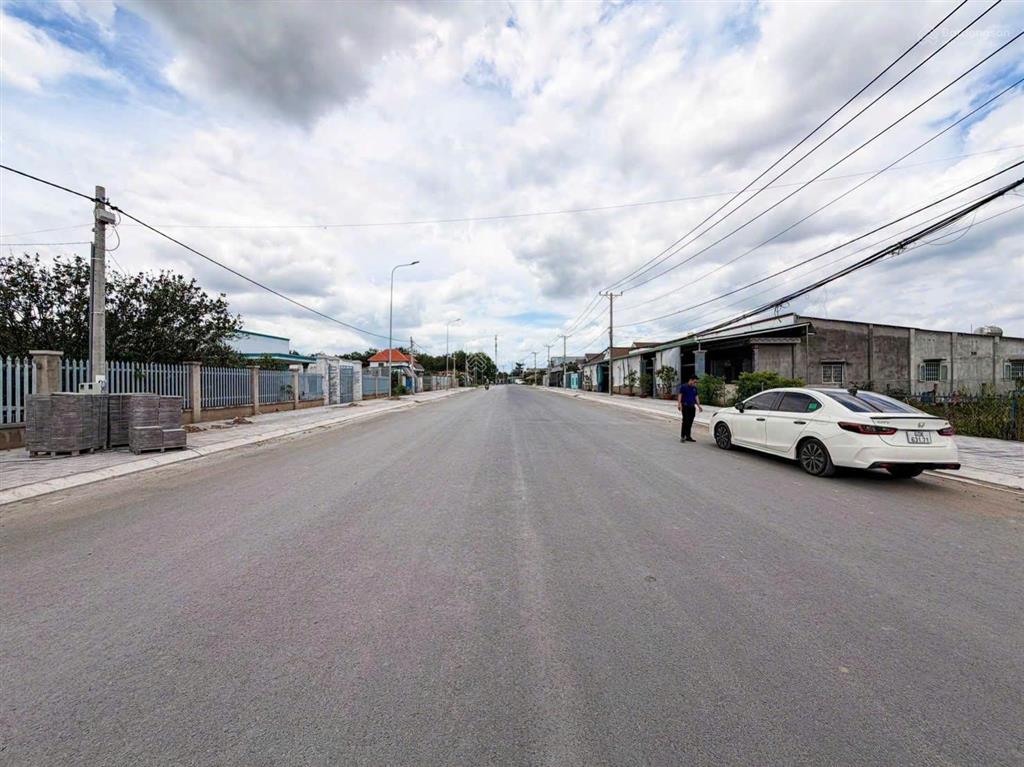 Chính chủ bán gấp lô đất 142m2 mặt tiền đường hương lộ 15 ngay cây xăng thạnh phú