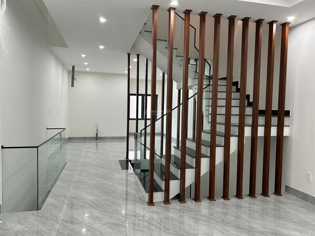 Cho thuê nhà 4 tầng mt phùng hưng, liên chiểu gần đh fpt, cao đẳng thương mại. 4 phòng, 5wc